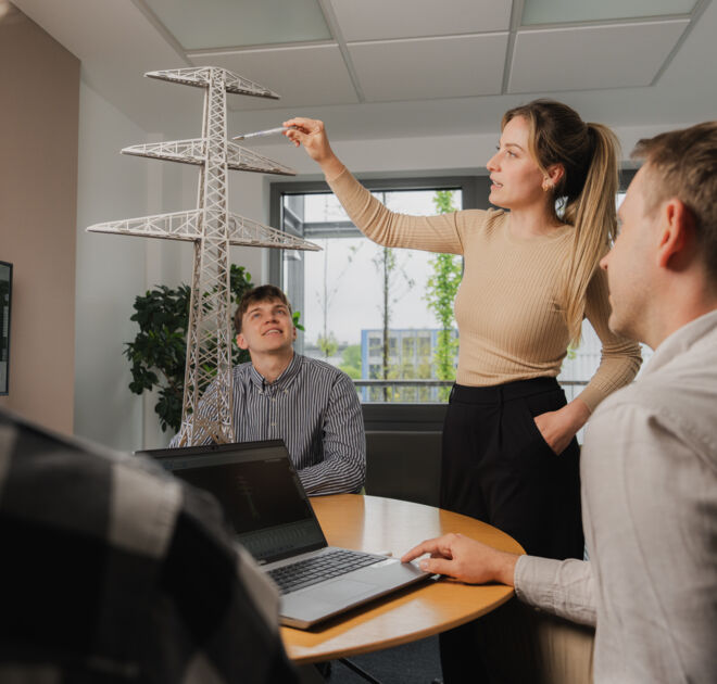 Cteam Mitarbeiter besprechen die Planung eines Stahlgittermast-Projekts. Cteam Mitarbeiter besprechen die Planung eines Stahlgittermast-Projekts.